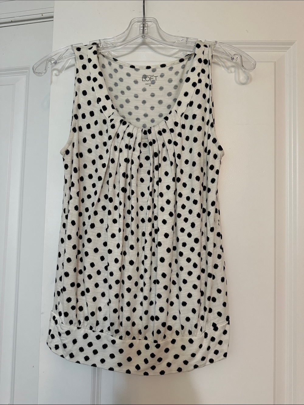 Sz XS Loft polka dot sleeveless blouse with a distinctive pleated front detail.